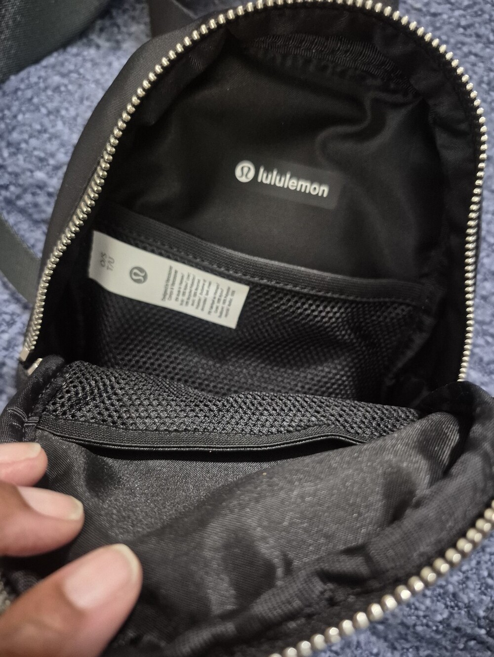 Lululemon Everywhere Sling Bag Small 2L - Picture 3 of 4